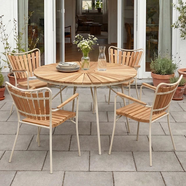 Mandalay Marguerit Garden Dining Set – Ø140 cm Table with 6 Chairs – Teak & White, stylish garden furniture display.